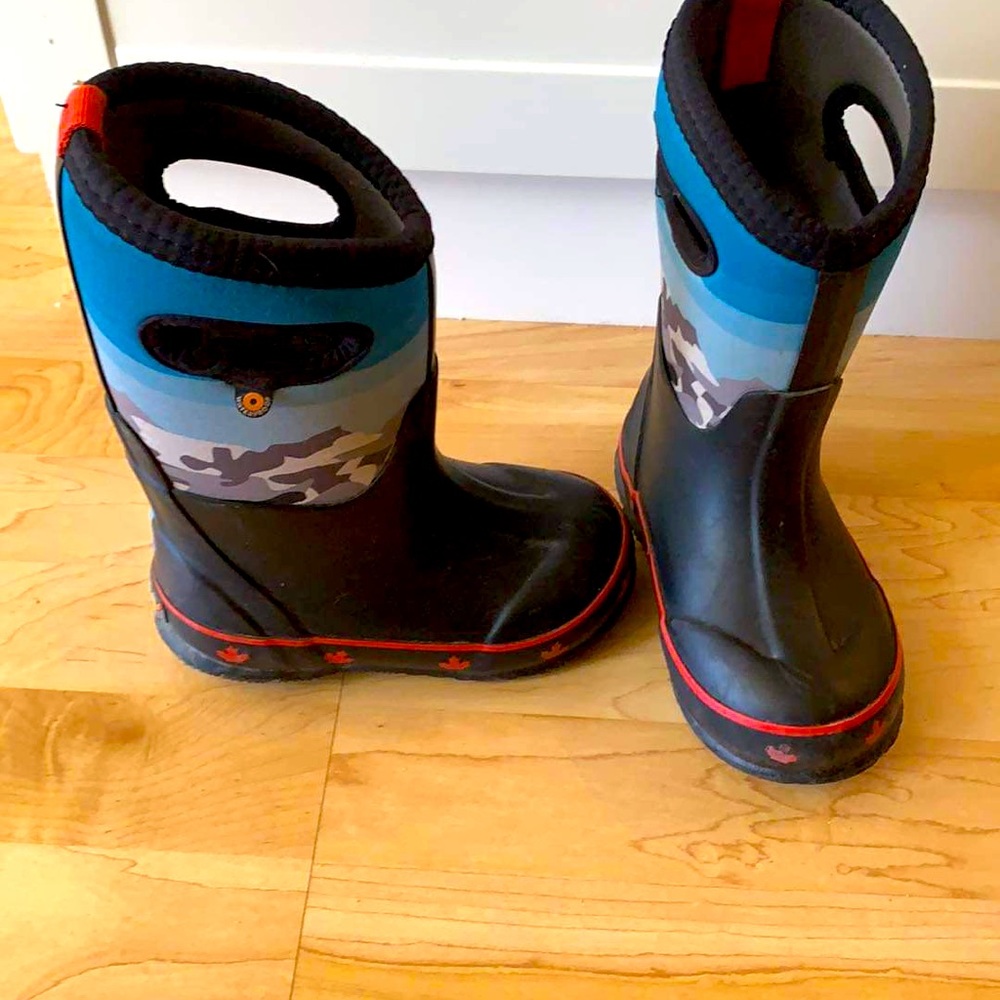 Kids Bogs size 10 Toddler